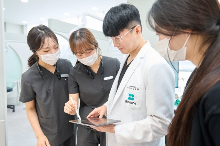 앞니 라미네이트 시술 왜 자꾸 망설이게 될까요? 관련 이미지 12