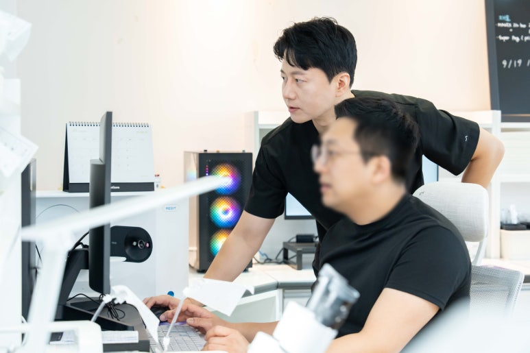 밤낮없이 SNS를 하는 치과의사의 속사정 - 유튜버 치과왕 관련 이미지 5