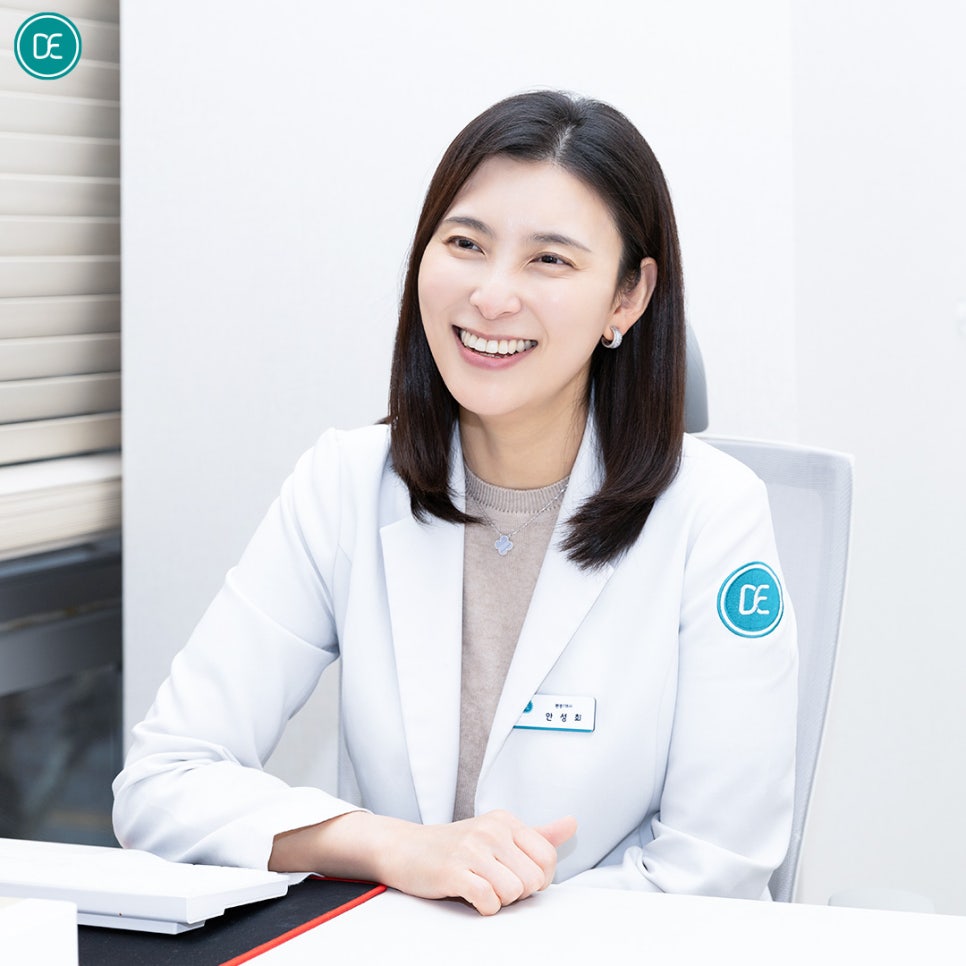 Slimmer Double Chin Care with V-Shrink Universe image 1