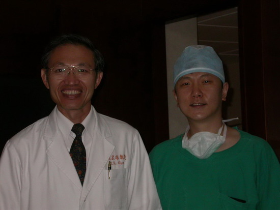 대만 장궁병원에서 Dr. Uray Chen과 함께...2004년 관련 이미지 1
