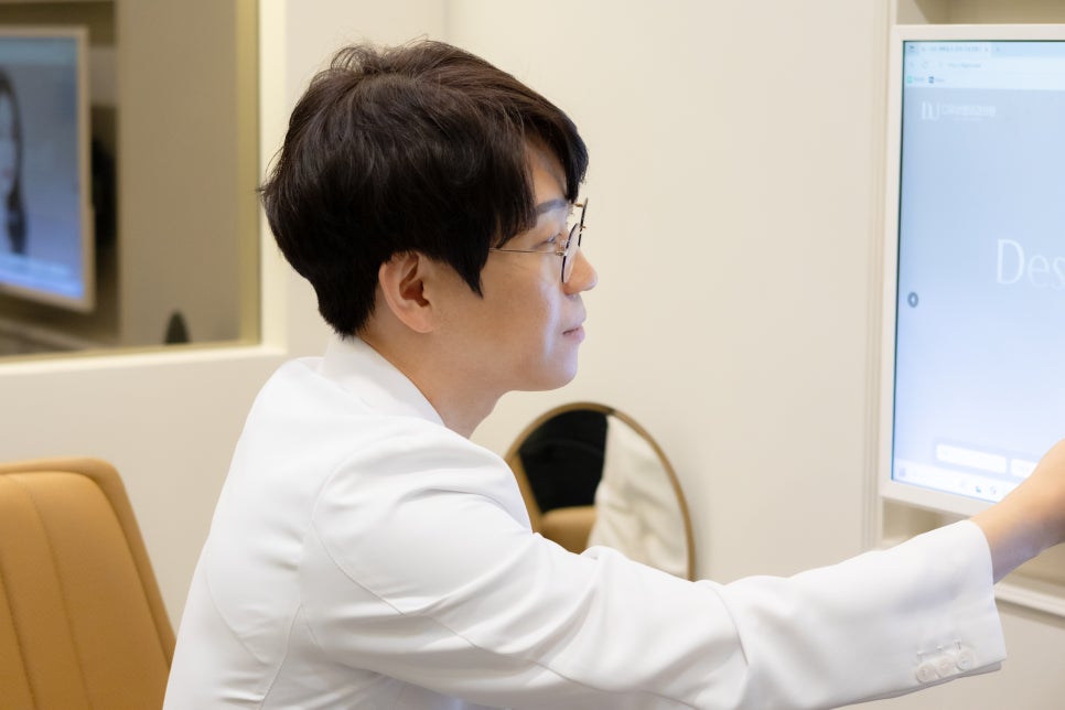 Double Chin Muscle Surgery: Why Liposuction Alone Doesn’t Solve the Contour image 1