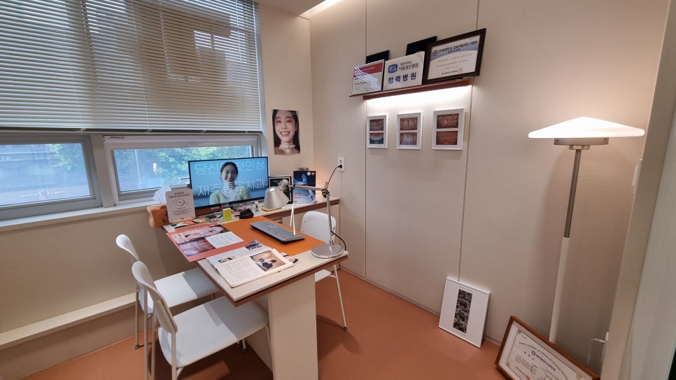 반포치과 70대 앞니 벌어짐 레진 당일 치료 케이스 관련 이미지 1