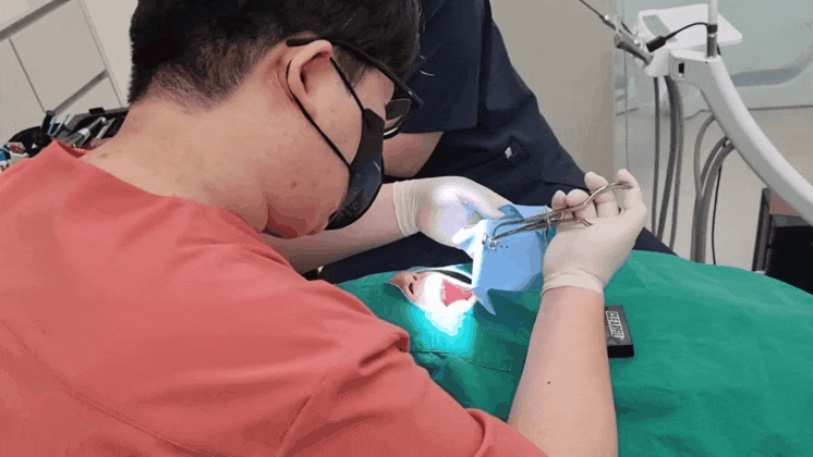 방배동치과 누렇고 벌어진 치아 미백과 레진 치료 관련 이미지 9