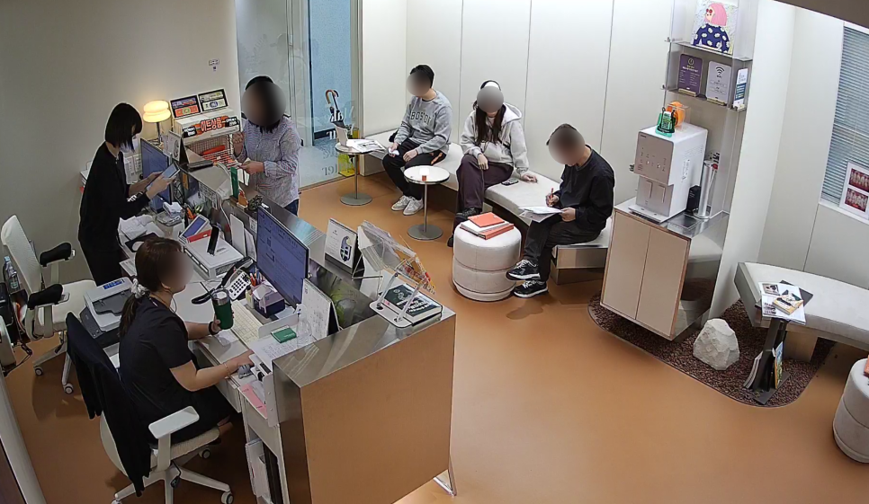 신논현치과 외국인 까만 앞니 크라운 교체 사례 관련 이미지 2