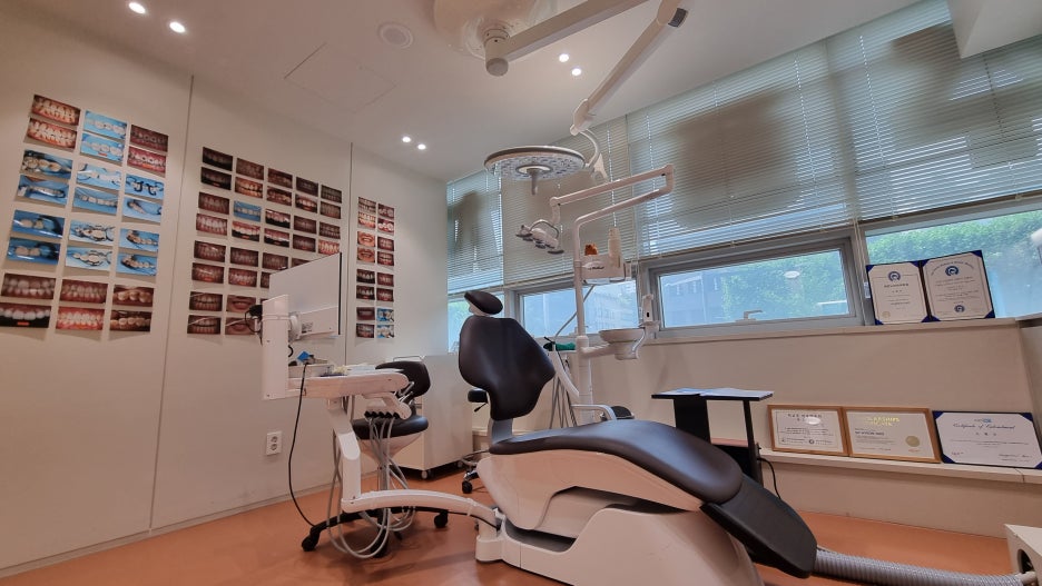 잘못된 앞니 레진 뼈까지 녹인다? 레진 재치료 과정 관련 이미지 1