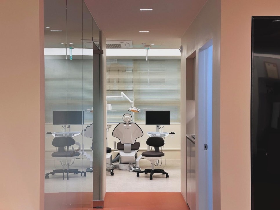 방배동치과 누렇고 벌어진 치아 미백과 레진 치료 관련 이미지 1