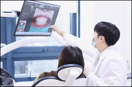 Laminates or Orthodontics: How to Choose for Gapped Front Teeth? image 11