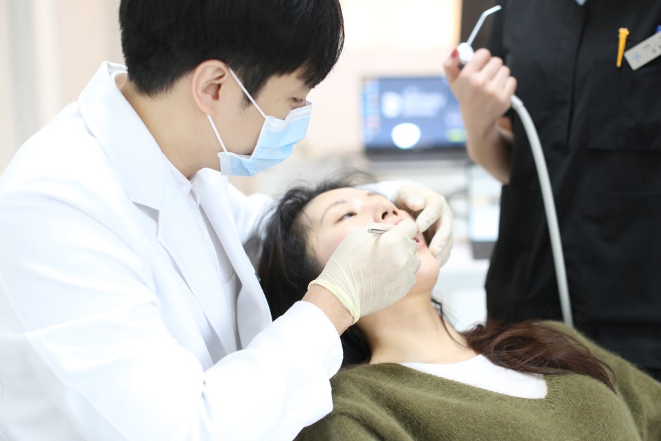 서초동치과, 앞니 사이가 까많게 보여요 <블랙트라이앵글 치료사례> 관련 이미지 9