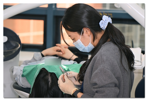 Which Is Better for Crowded Teeth: Veneers or Orthodontic Treatment? image 5