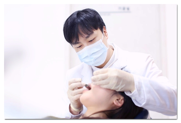 How to Whiten Yellow Teeth? Teeth Whitening vs. Veneers image 1
