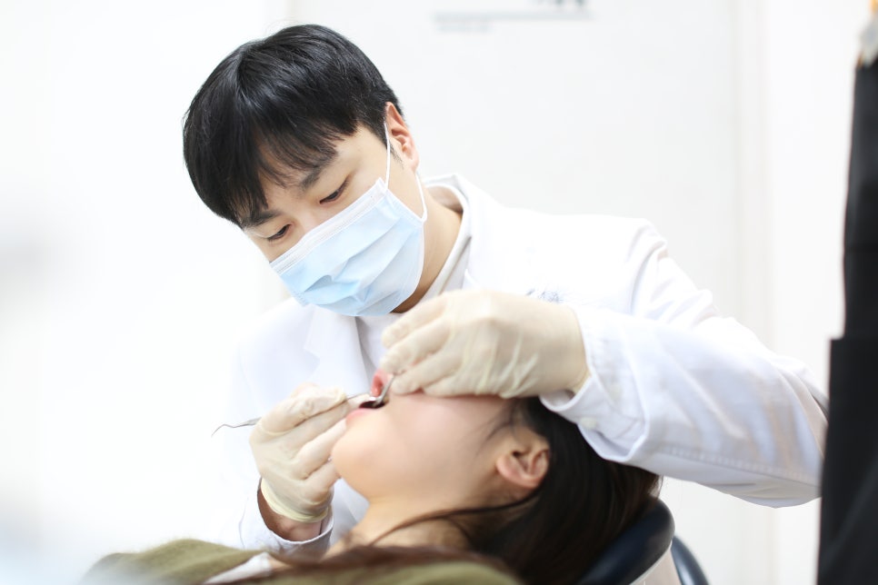 역삼동 앞니 임플란트 교체 신호 3가지 (의사작성) 관련 이미지 15