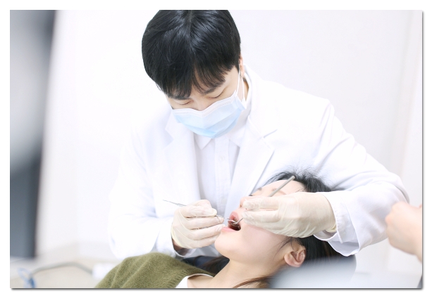 앞니 틀어짐, 교정 없이 최소삭제 라미네이트로 개선한 사례 관련 이미지 15