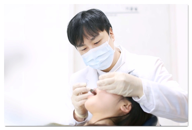 앞니에 라미네이트를 할까 레진을 할까 고민된다면? 관련 이미지 1