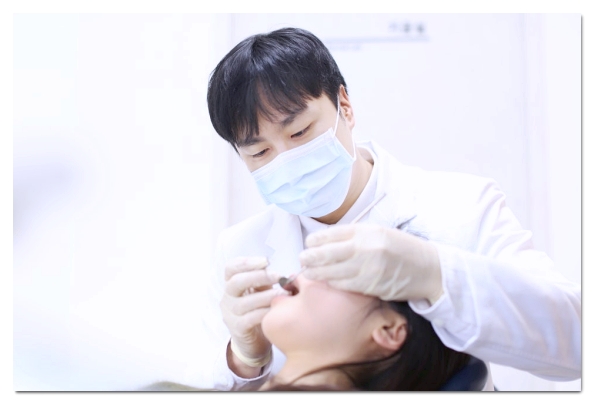 덧니 라미네이트 치료 방법 및 관리 중요성 관련 이미지 1