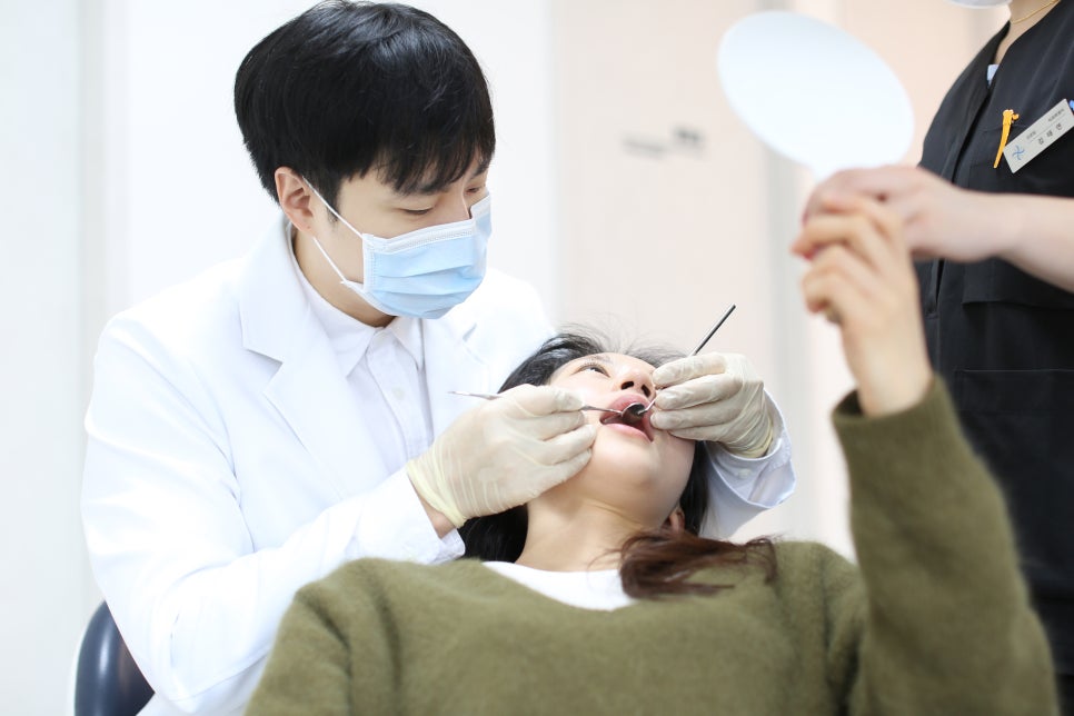 서초동치과, 앞니 사이가 까많게 보여요 <블랙트라이앵글 치료사례> 관련 이미지 3