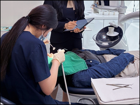 Laminates or Orthodontics: How to Choose for Gapped Front Teeth? image 4