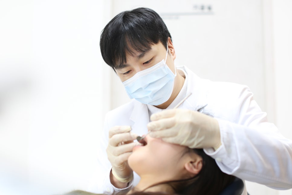 서초동치과, 앞니 사이가 까많게 보여요 <블랙트라이앵글 치료사례> 관련 이미지 1