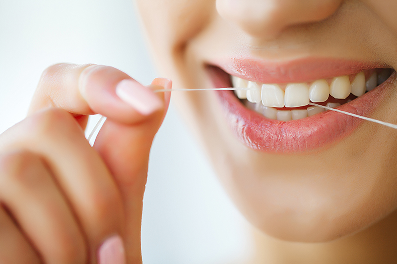 Dental Floss vs. Water Flosser &mdash; Which Is More Effective? 관련 이미지 2