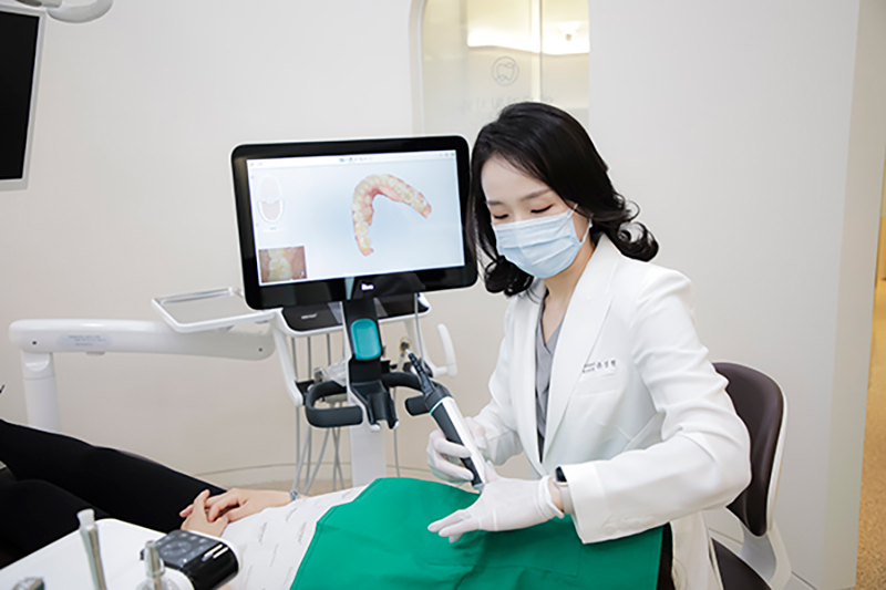 개포동치과의 인비절라인 투명 교정장치로 티 안나게 관련 이미지 2