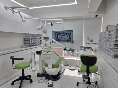 Treatment Process Revealed for a Fall That Injured Both the Front Teeth and Lip image 11