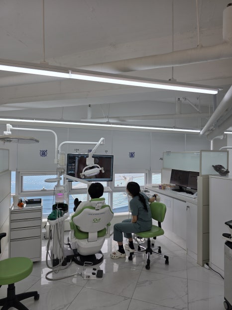 When a molar breaks, do you always need an implant? image 17