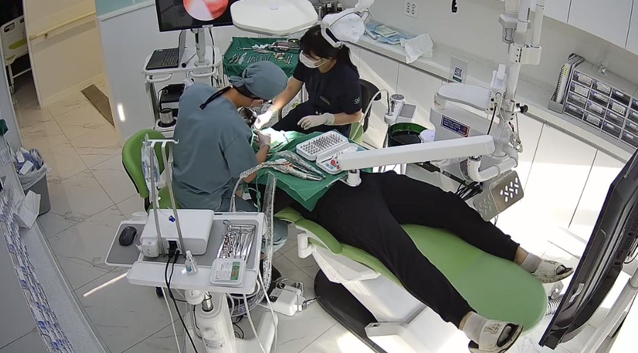 A 90s Senior Who Was Curious About Implant Insurance Pricing: How Did the Treatment Proceed? image 9