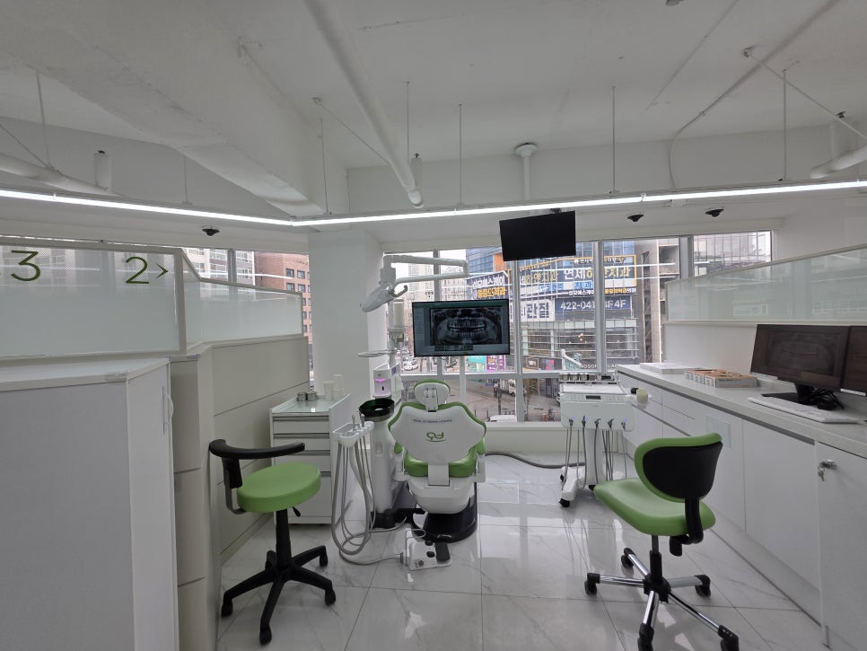 Treatment Process Revealed for a Fall That Injured Both the Front Teeth and Lip image 3