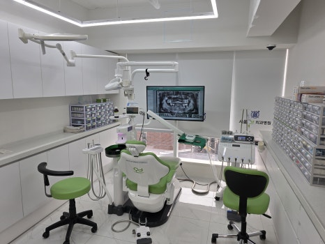 Treatment Process Revealed for a Fall That Injured Both the Front Teeth and Lip image 7