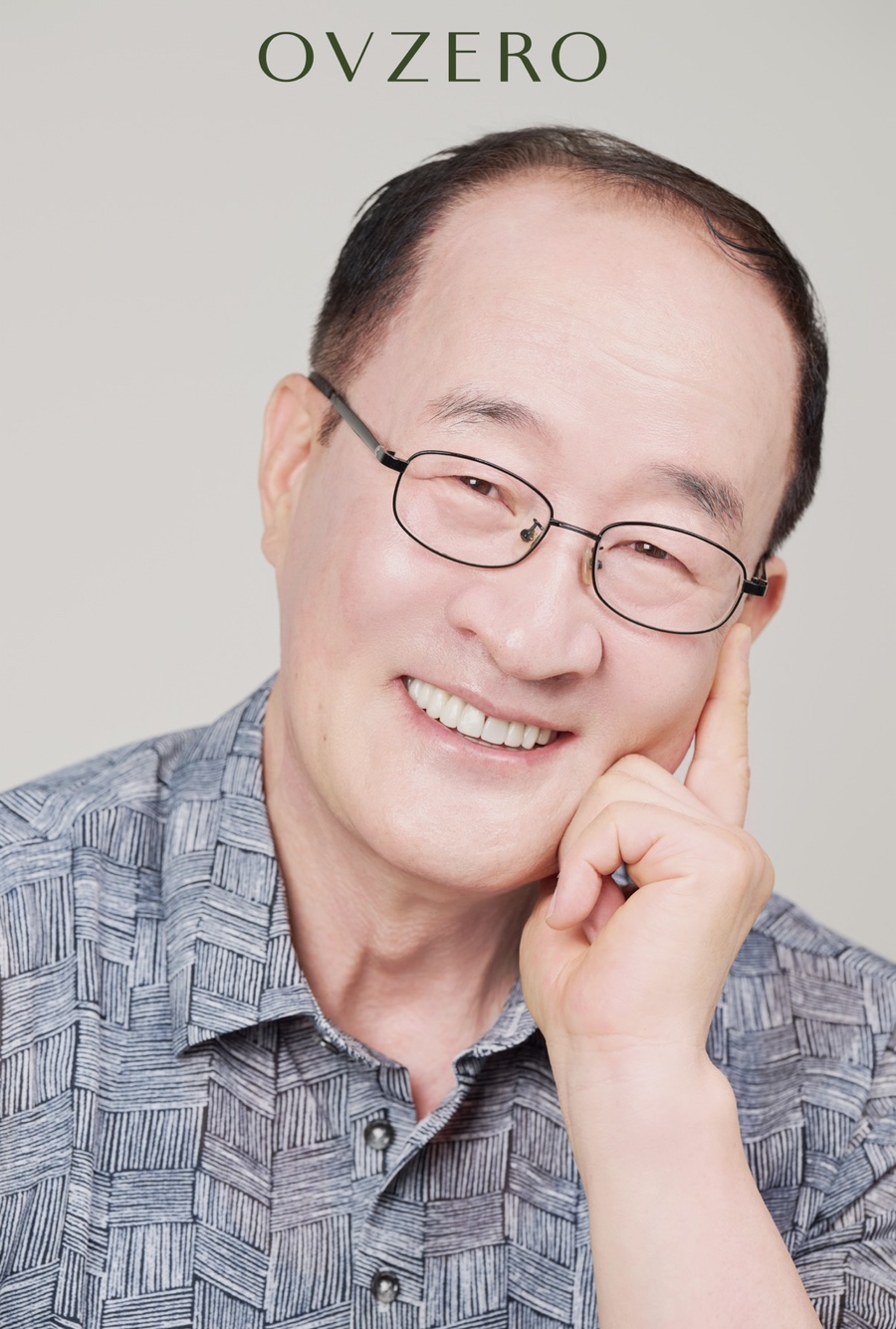 Front Tooth Laminate Veneers Are Natural Even at 70 — A Senior OVZERO Treatment Case image 11