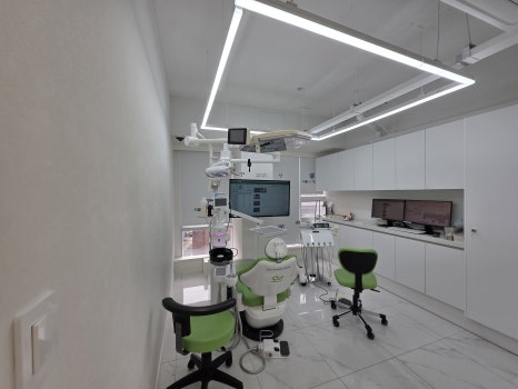 Treatment Process Revealed for a Fall That Injured Both the Front Teeth and Lip image 12