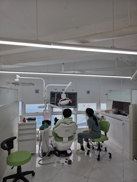 When a molar breaks, do you always need an implant? image 3