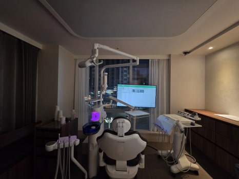 Natural-looking Front Teeth Completed with Laminate Veneers in Jamsil image 17