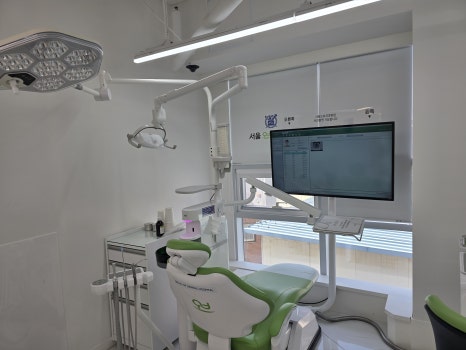 A 90s Senior Who Was Curious About Implant Insurance Pricing: How Did the Treatment Proceed? image 1