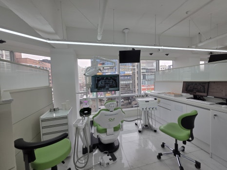 Treatment Process Revealed for a Fall That Injured Both the Front Teeth and Lip image 2