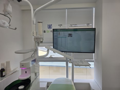 A 90s Senior Who Was Curious About Implant Insurance Pricing: How Did the Treatment Proceed? image 4