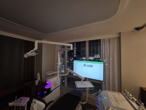 Natural-looking Front Teeth Completed with Laminate Veneers in Jamsil image 16