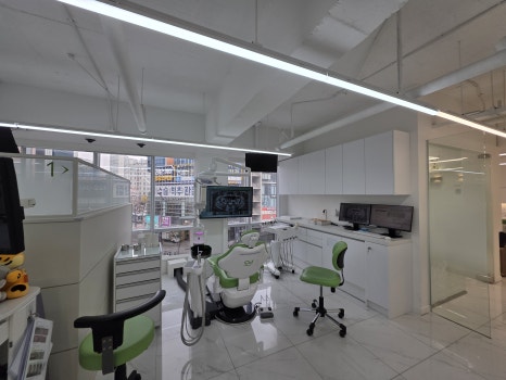 Treatment Process Revealed for a Fall That Injured Both the Front Teeth and Lip image 1