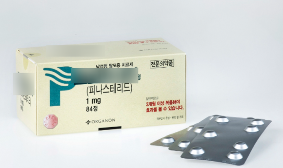 탈모약 부작용, 왜 젊은 환자에게서 더 자주 보고될까? 관련 이미지 1
