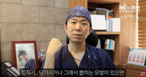 빗질과 탈모... 빗질하면 탈모에 안 좋다? l  빗질 후 빠지는 머리카락 관련 이미지 4