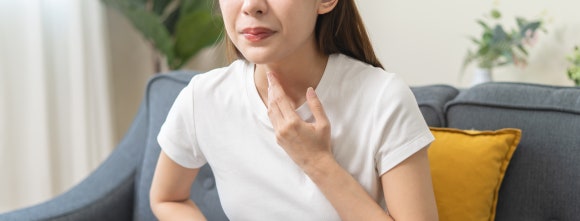 목에 가래 낀 느낌, 침 삼키기 어려운 이유는? 관련 이미지 2