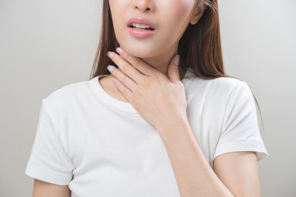 목에 가래 낀 느낌, 침 삼키기 어려운 이유는? 관련 이미지 1