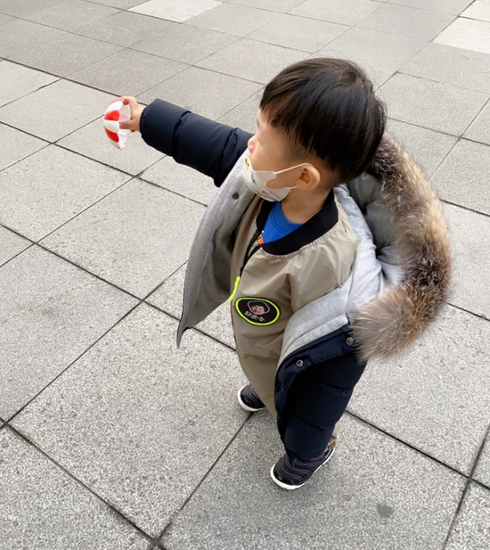 요미요미 반포교육원 : 25개월 3세아기  준수의 요미요미 퍼포먼스 미술수업 , 유아미술 관련 이미지 1