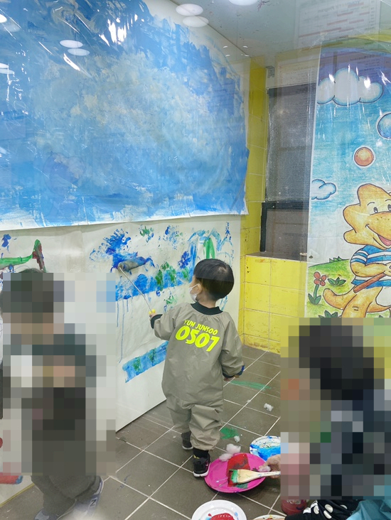 요미요미 반포교육원 : 25개월 3세아기  준수의 요미요미 퍼포먼스 미술수업 , 유아미술 관련 이미지 13