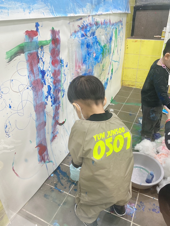 요미요미 반포교육원 : 25개월 3세아기  준수의 요미요미 퍼포먼스 미술수업 , 유아미술 관련 이미지 29