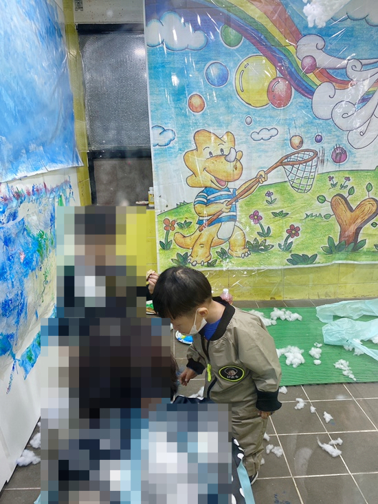 요미요미 반포교육원 : 25개월 3세아기  준수의 요미요미 퍼포먼스 미술수업 , 유아미술 관련 이미지 24