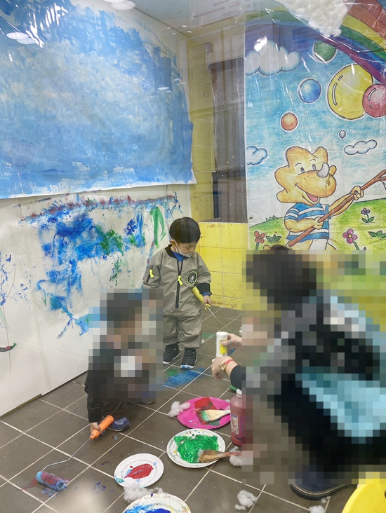 요미요미 반포교육원 : 25개월 3세아기  준수의 요미요미 퍼포먼스 미술수업 , 유아미술 관련 이미지 20