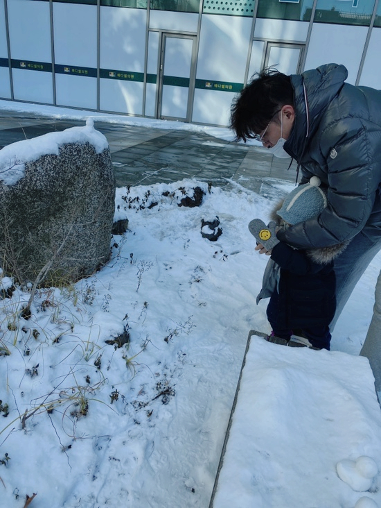 겸둥이 준수의 첫 눈놀이☃️❄️☃️🐥 관련 이미지 23
