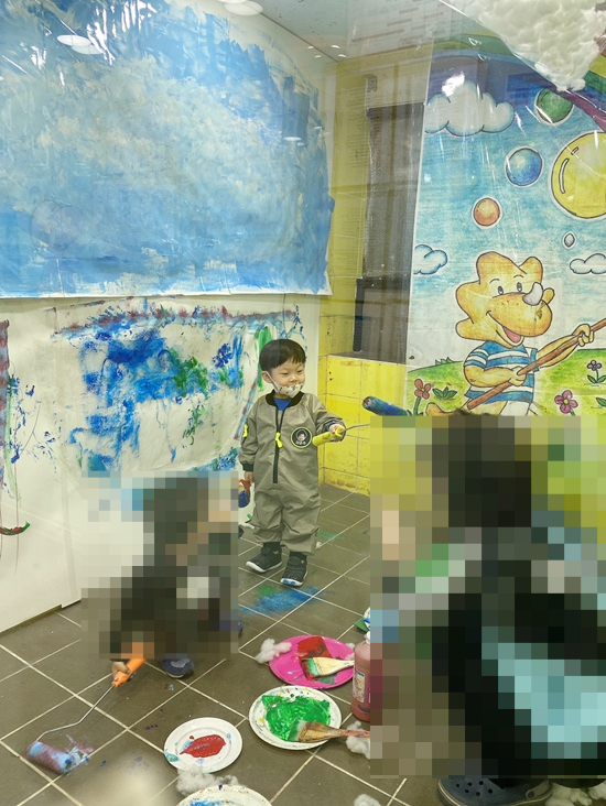 요미요미 반포교육원 : 25개월 3세아기  준수의 요미요미 퍼포먼스 미술수업 , 유아미술 관련 이미지 19