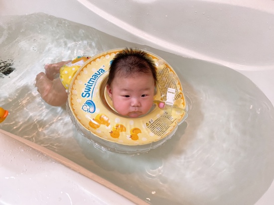 오원장의 육아일기: 스위마바 목튜브부터~ 스윔비 유아 튜브 , 구명조끼, 뽀로로 보행기 튜브까지 시기별 사용추천! &hearts;준수는 물놀이를 좋아해&hearts; 관련 이미지 22