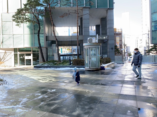 겸둥이 준수의 첫 눈놀이☃️❄️☃️🐥 관련 이미지 2